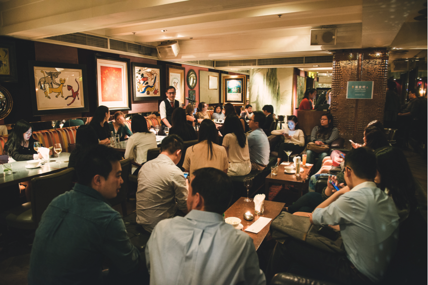 香港大學講師 Jason Ng 在著名的 Kee Club 談香港的飲食文化。圖片由 Raising the Bar 提供。